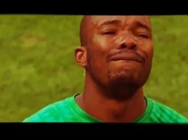 O jogador em questão é Serey Die, e soube duas horas antes do jogo que o seu pai tinha falecido