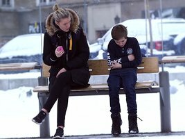 Sem um casaco para se proteger do frio, este menino precisa de ajuda. Veja o que fizeram por ele!