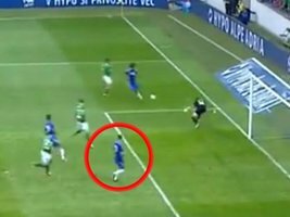 O mais recente falhanço de Fernando Torres ao serviço do Chelsea.